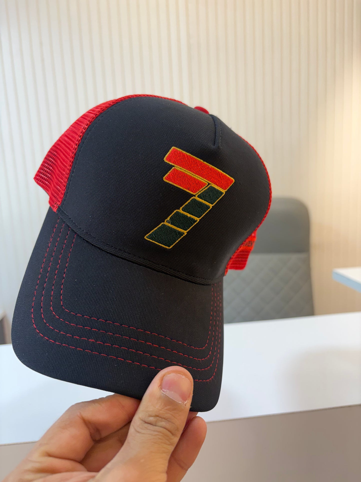 NUM 7 - STYLISH CAP FLEXI NETTED BLACK RED