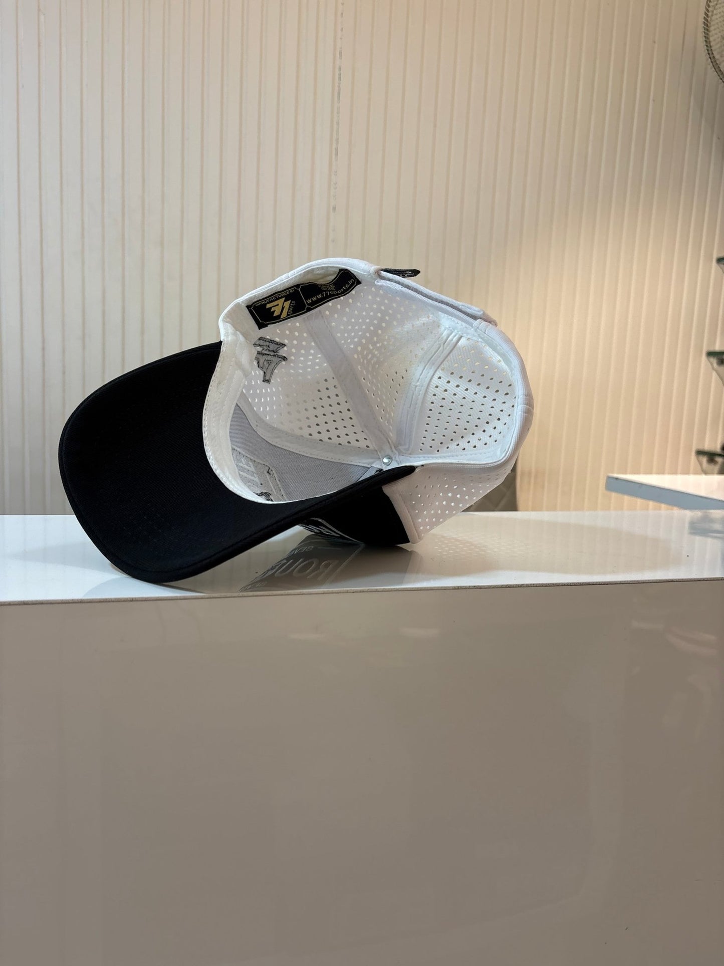 TOP CAP - I AM DIFFERENT WHITE & BLACK - 77sports in