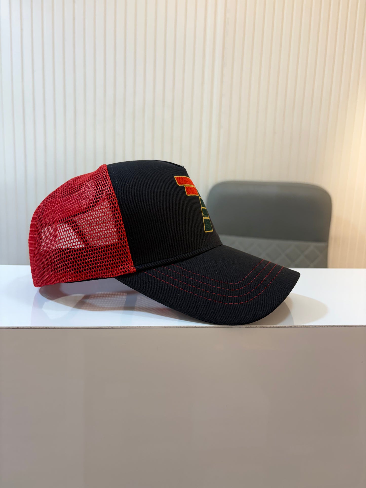 NUM 7 - STYLISH CAP FLEXI NETTED BLACK RED
