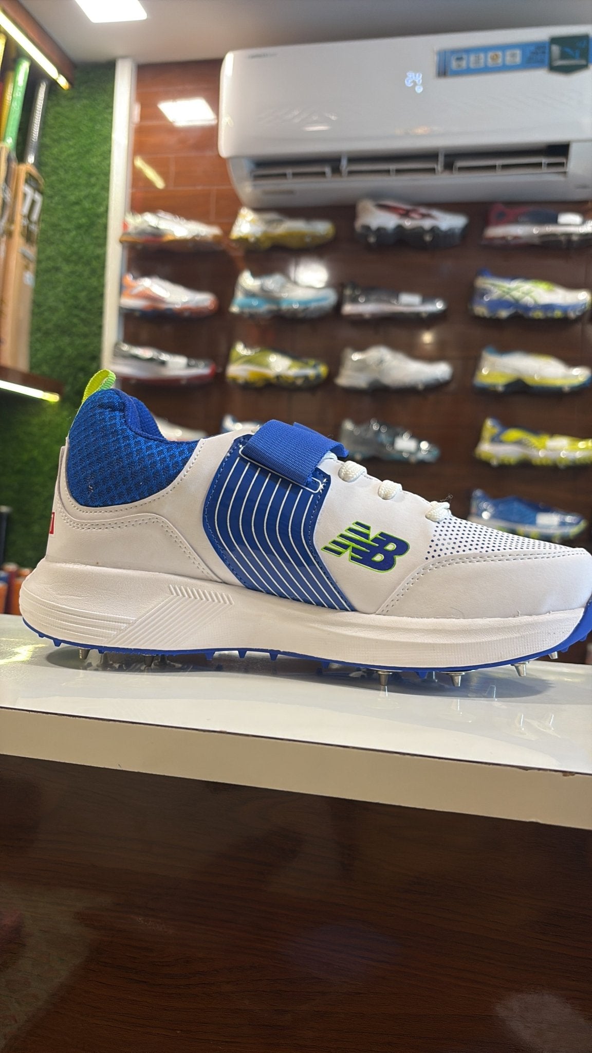 Cricket spikes blue white NBelite - 77sports in