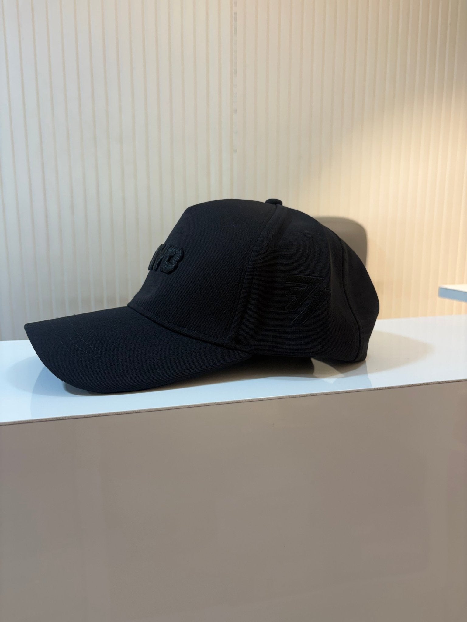 NYC STUD BLACK CAP - PREMIUM FLEXI - 77sports in