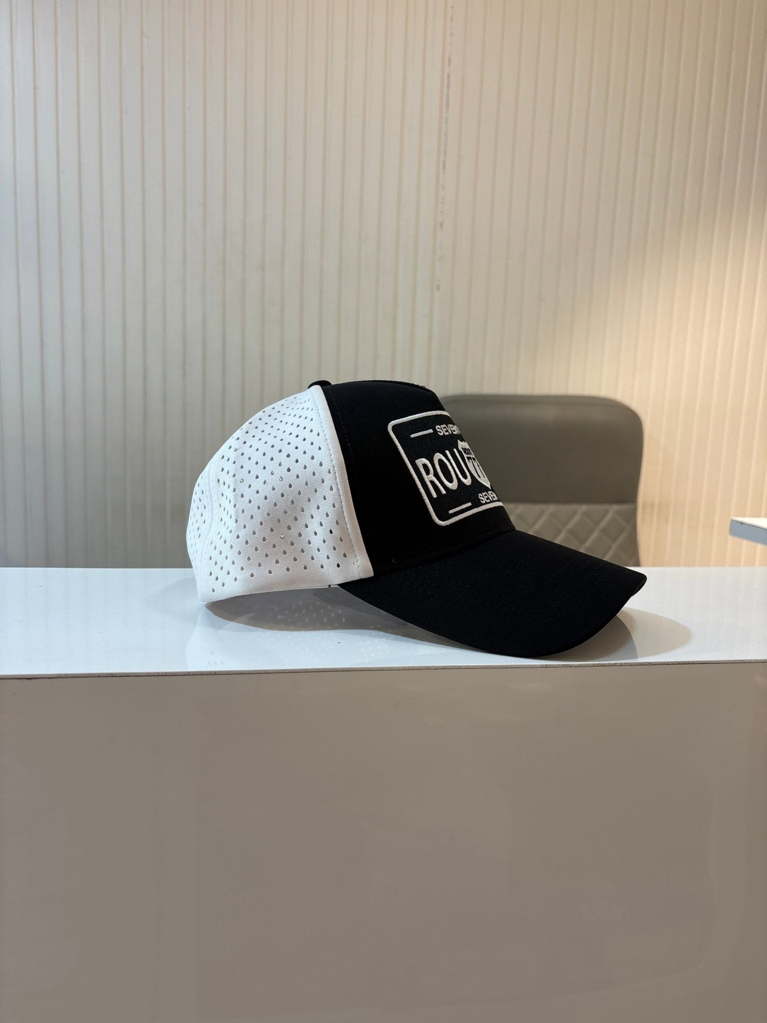 ROUTE 77 - BLACK N WHITE CAP AIRHOLE PREMIUM - 77sports in