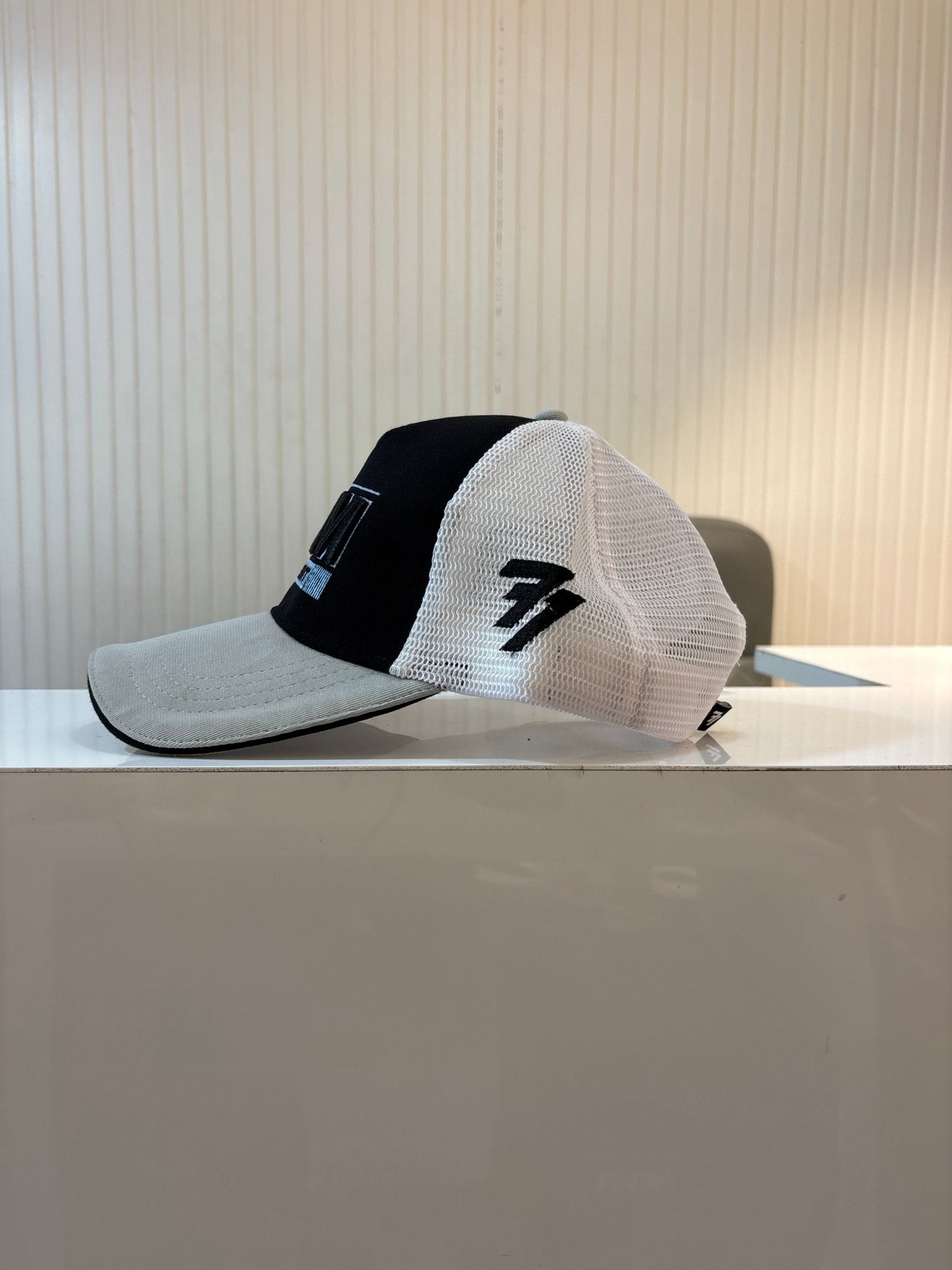 TOP CAP - I AM DIFFERENT WHITE & BLACK - 77sports in