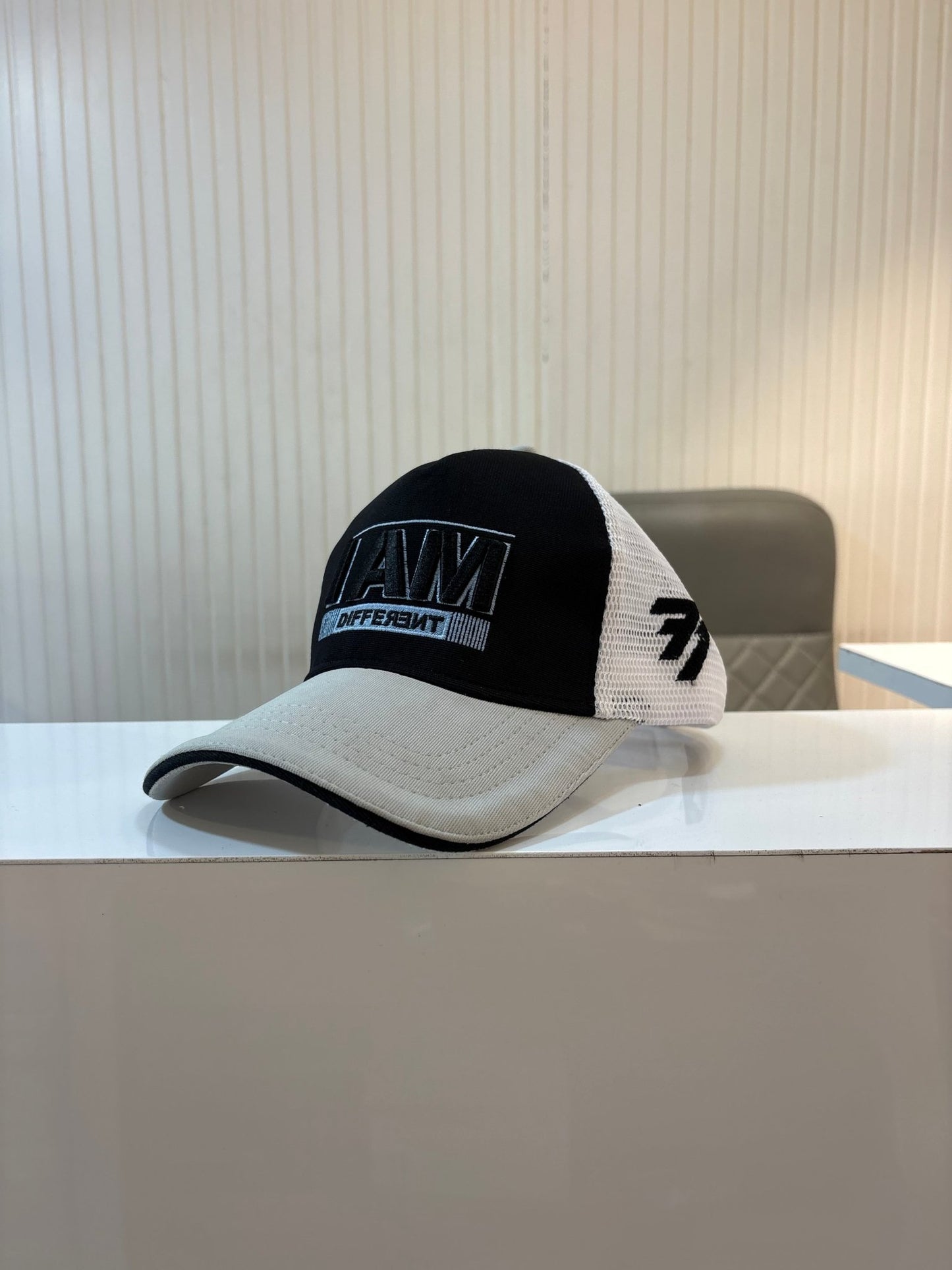 TOP CAP - I AM DIFFERENT WHITE & BLACK - 77sports in