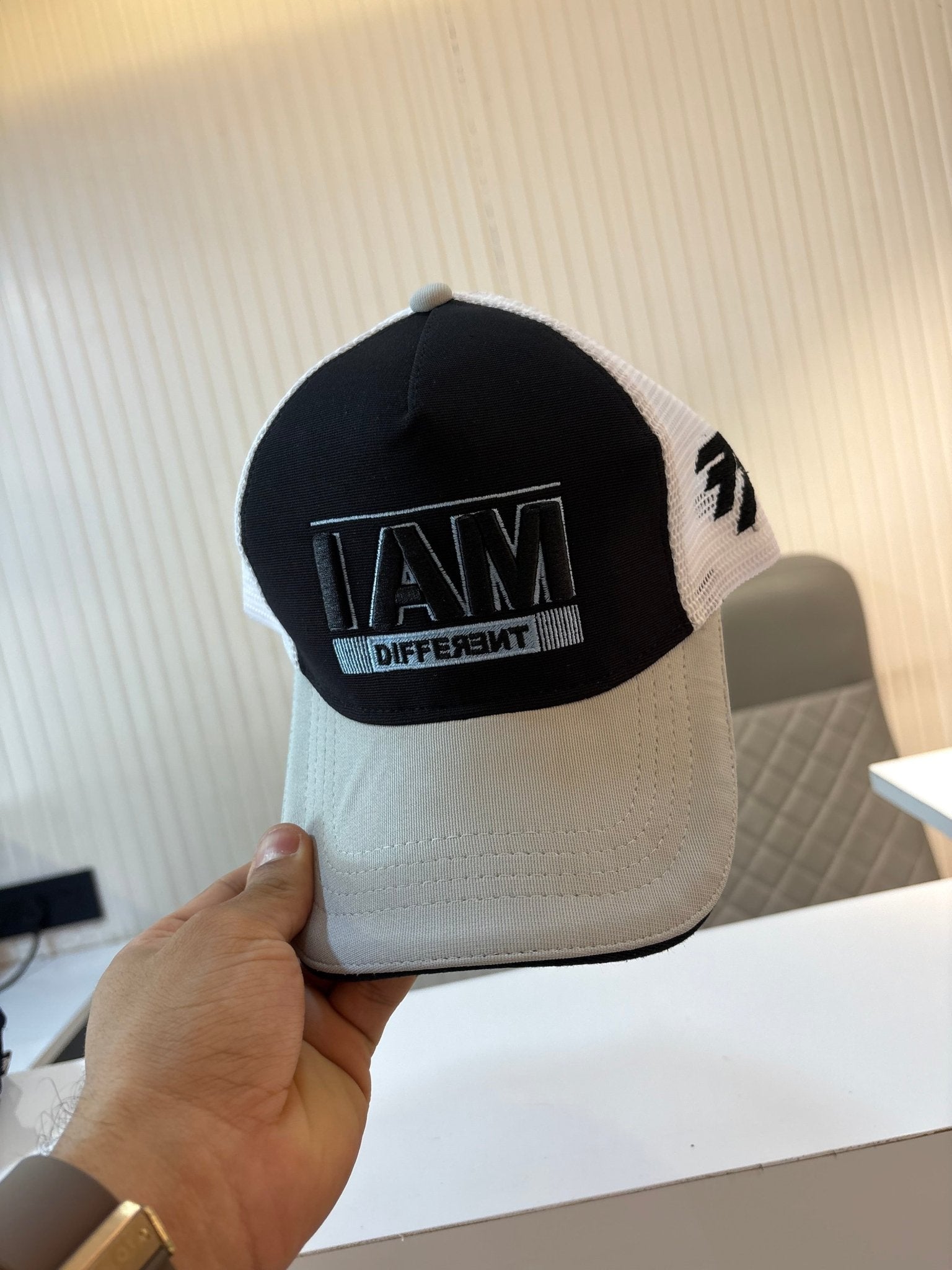 TOP CAP - I AM DIFFERENT WHITE & BLACK - 77sports in