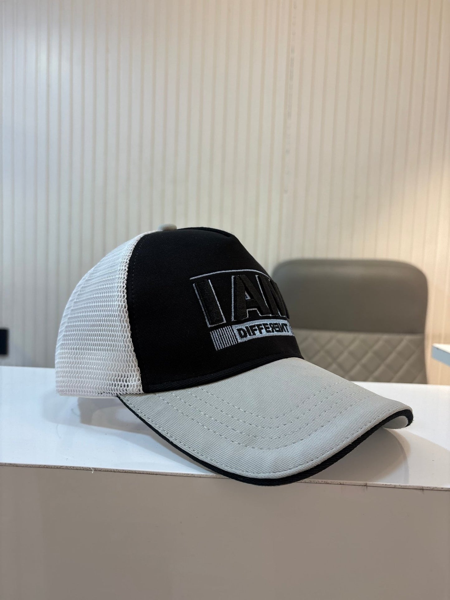 TOP CAP - I AM DIFFERENT WHITE & BLACK - 77sports in