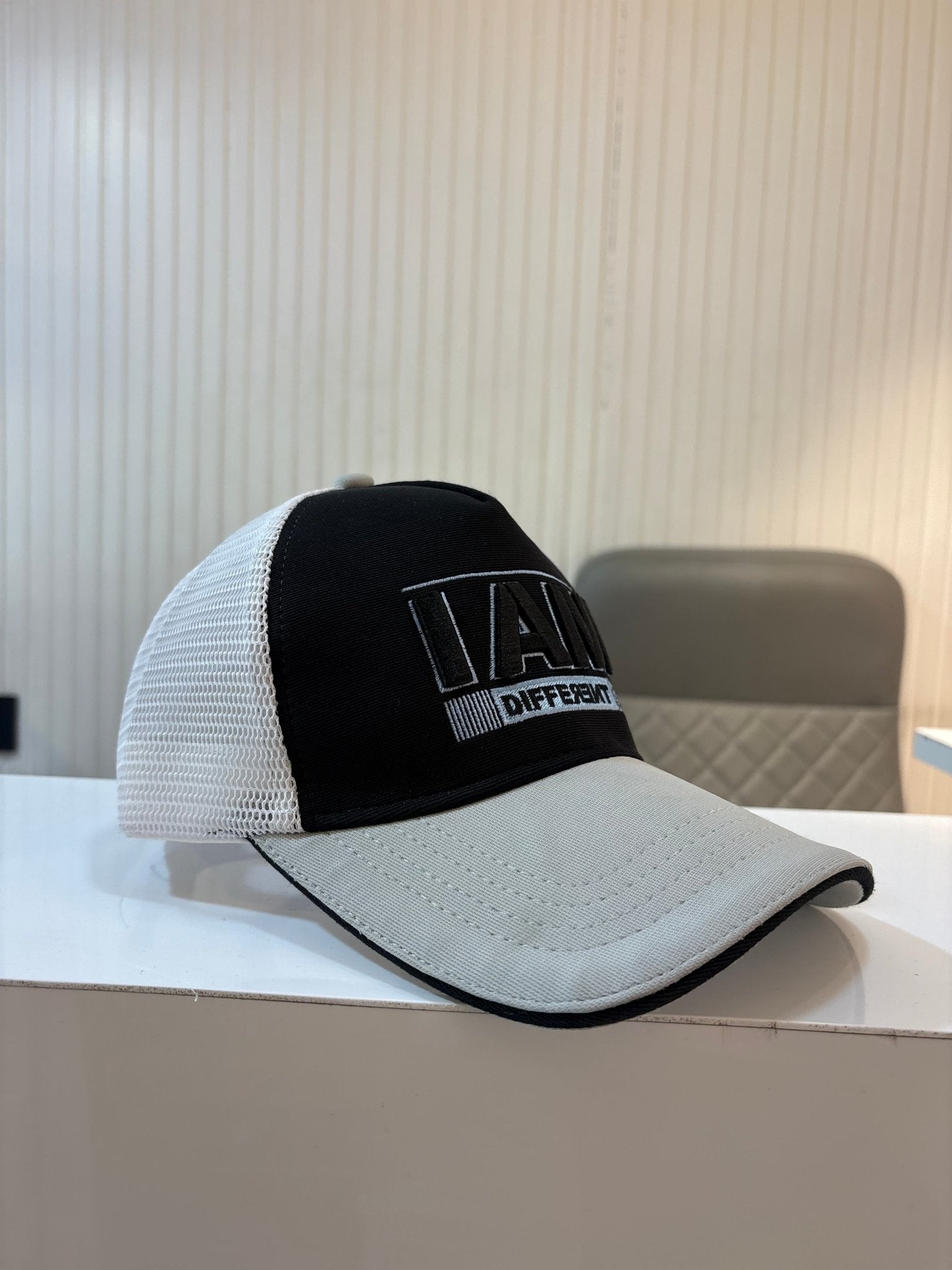 TOP CAP - I AM DIFFERENT WHITE & BLACK - 77sports in