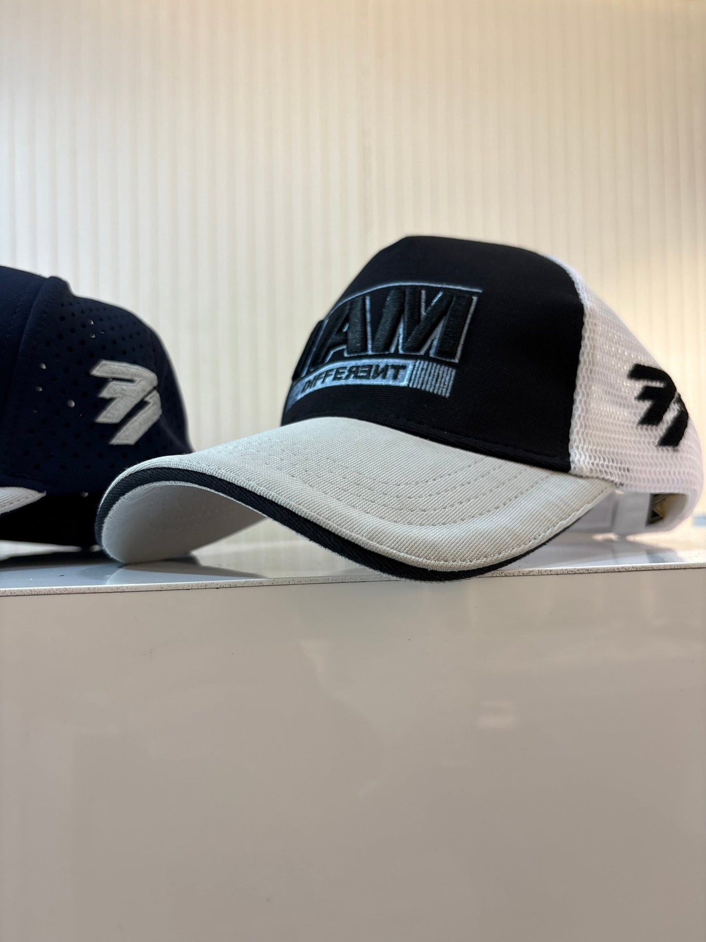 TOP CAP - I AM DIFFERENT WHITE & BLACK - 77sports in
