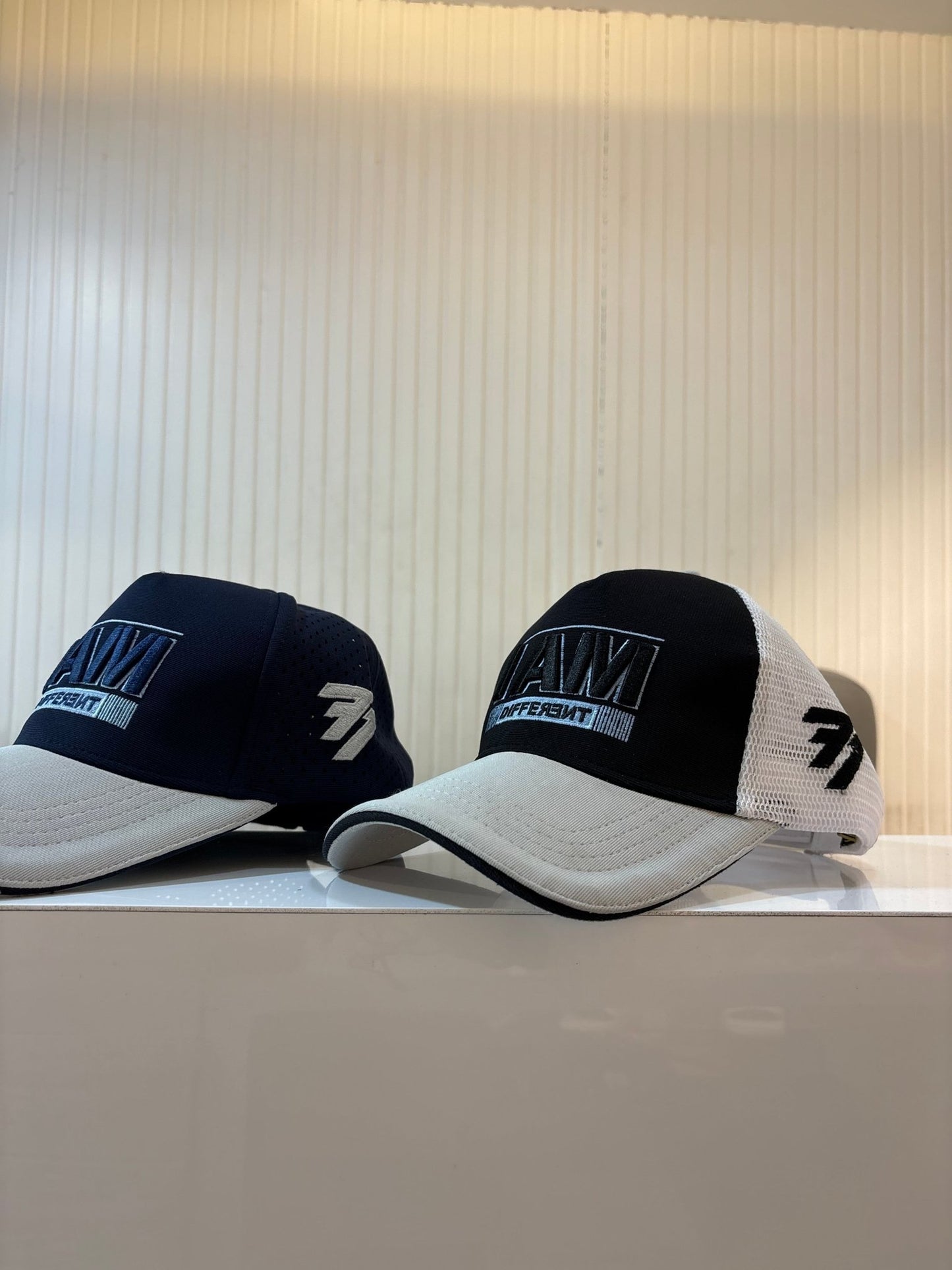 TOP CAP - I AM DIFFERENT WHITE & BLACK - 77sports in